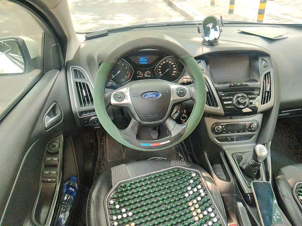 Ford Focus 2012 Hatchback 1.6L Manual Fashion Edition — миниатюра 10