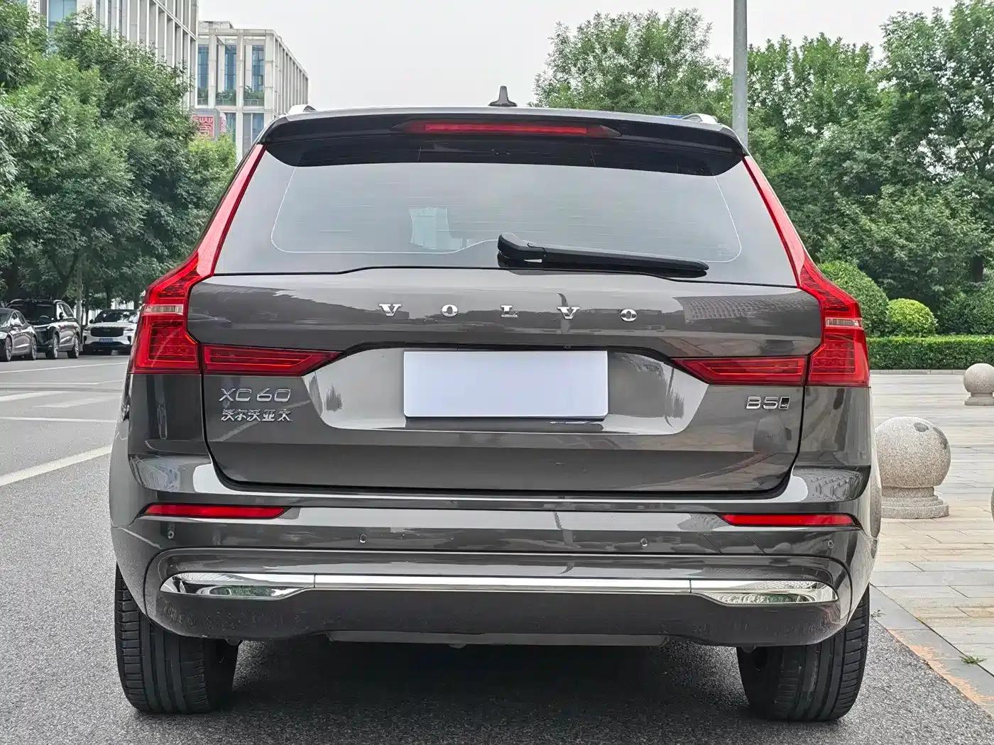 2022 Volvo XC60 B5 AWD Inscription Luxury Edition — миниатюра 4