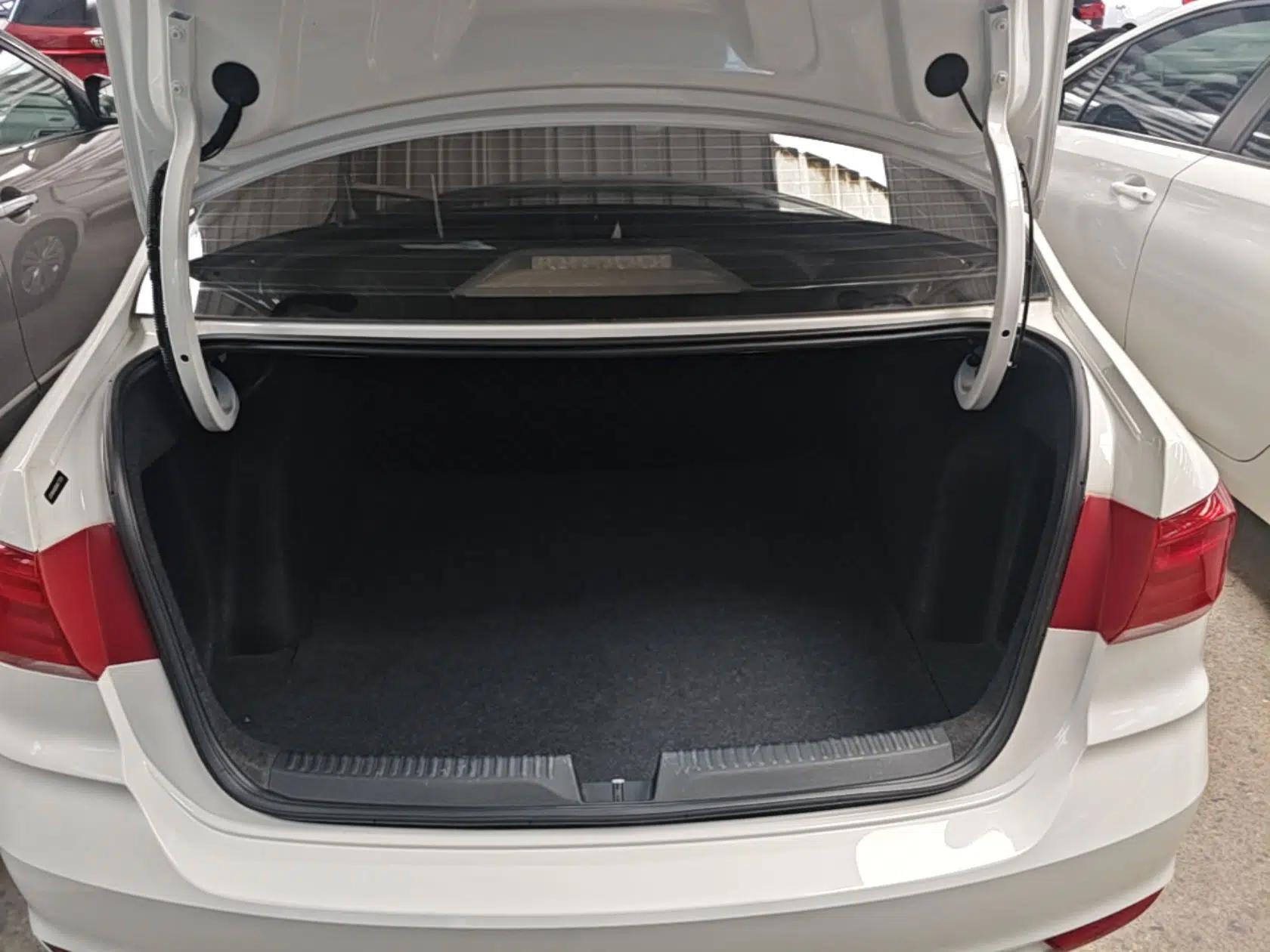 Volkswagen Santana 2016 1.6L Automatic Fashion Edition — миниатюра 22
