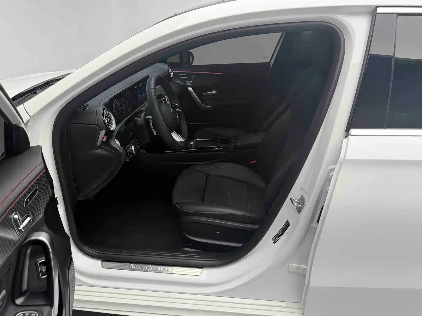 Mercedes-Benz A-Class 2024 Facelift A 200 L Fashion Model — миниатюра 3