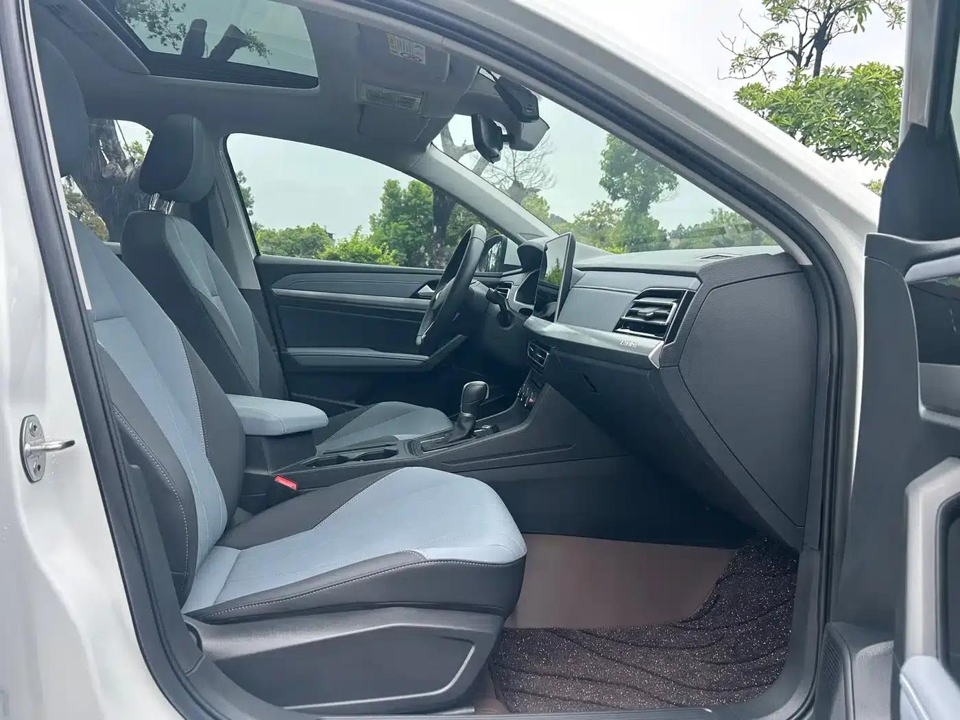 2023 Volkswagen Lavida Facelift 1.5L Automatic Five Million Edition — миниатюра 11
