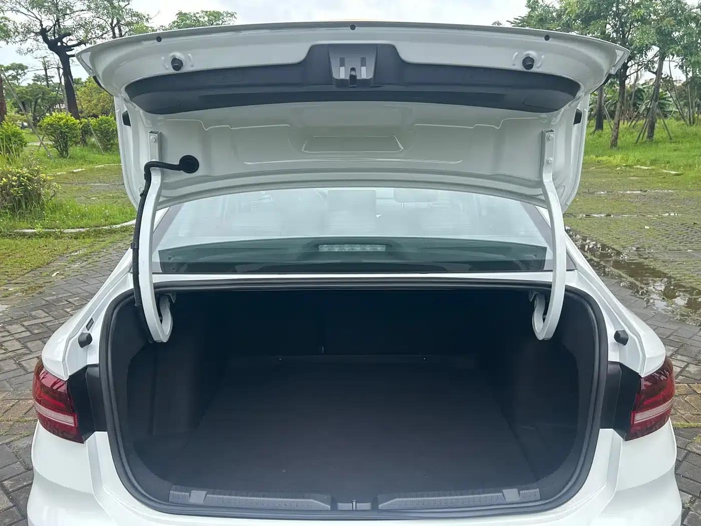 2023 Volkswagen Lavida Facelift 1.5L Automatic Five Million Edition — миниатюра 17