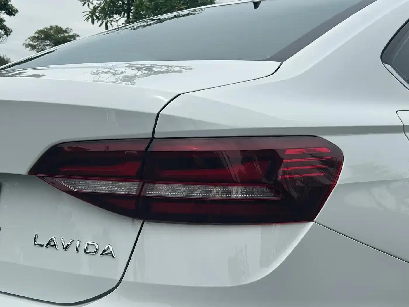 2023 Volkswagen Lavida Facelift 1.5L Automatic Five Million Edition — миниатюра 18