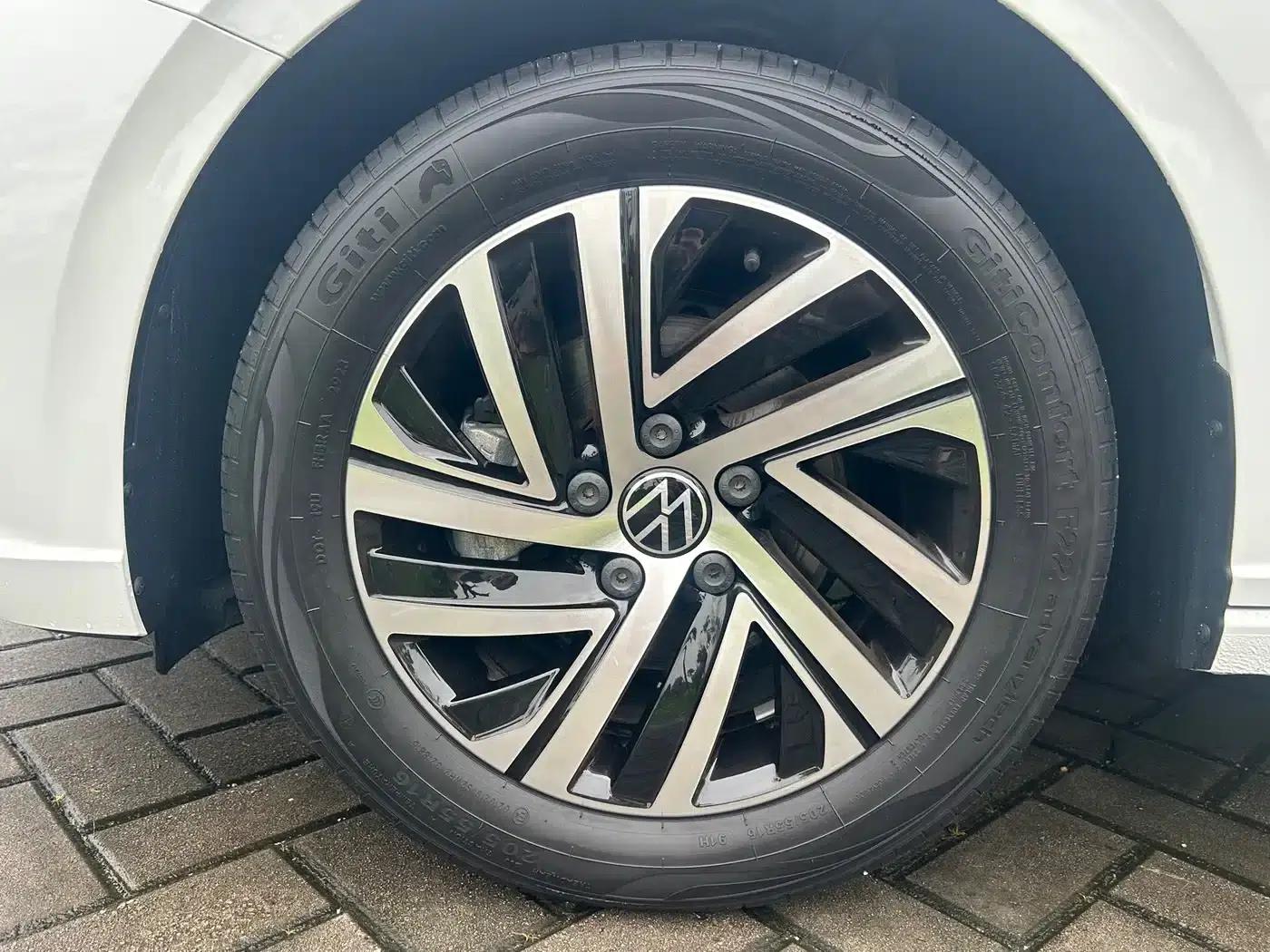 2023 Volkswagen Lavida Facelift 1.5L Automatic Five Million Edition — миниатюра 19