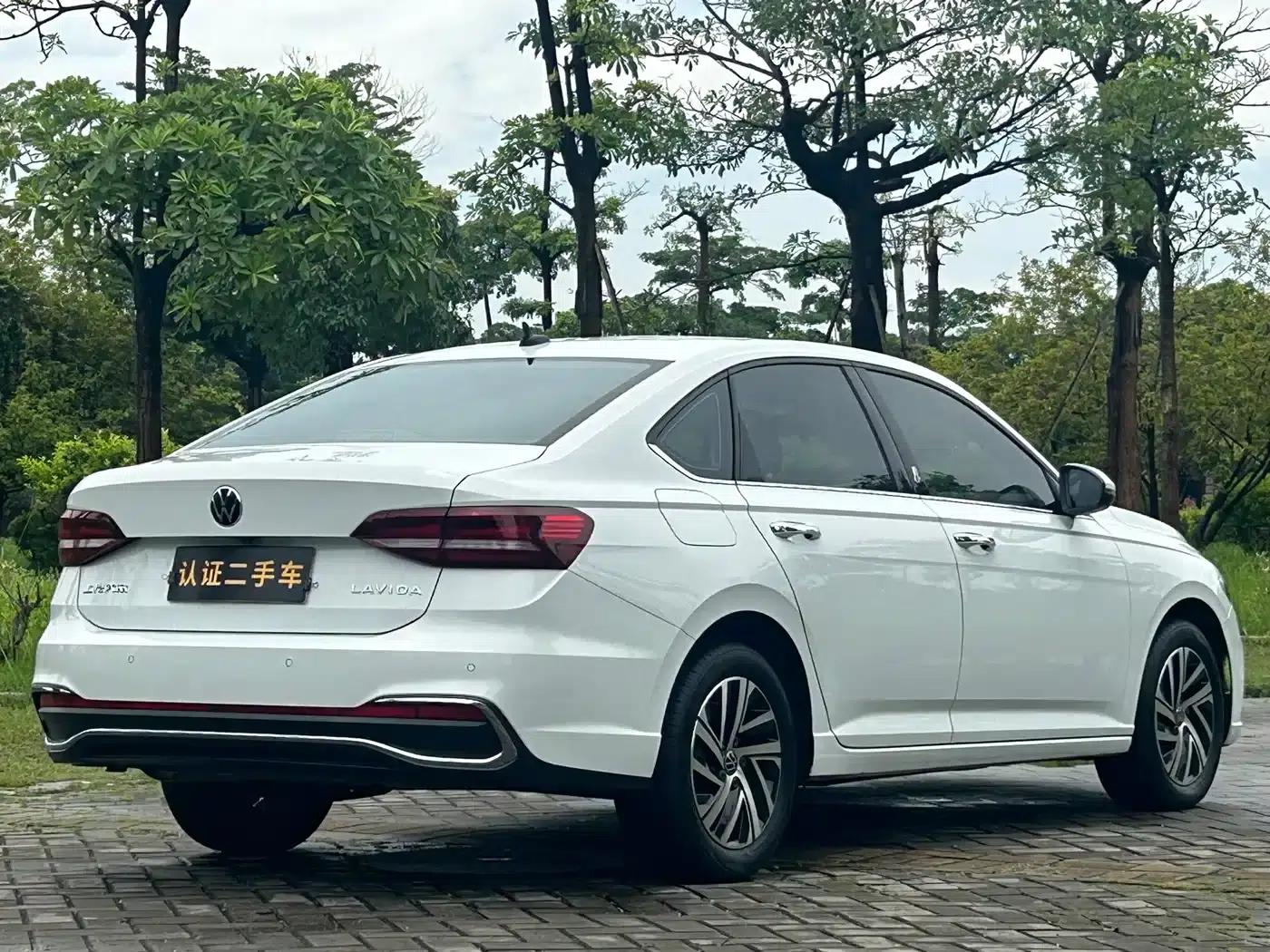 2023 Volkswagen Lavida Facelift 1.5L Automatic Five Million Edition — миниатюра 3