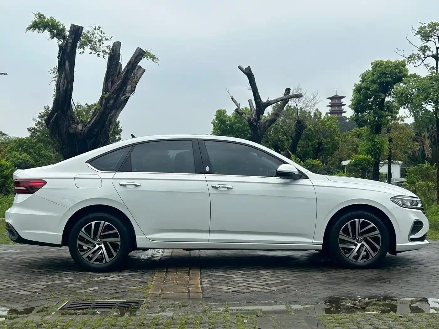 2023 Volkswagen Lavida Facelift 1.5L Automatic Five Million Edition — миниатюра 22
