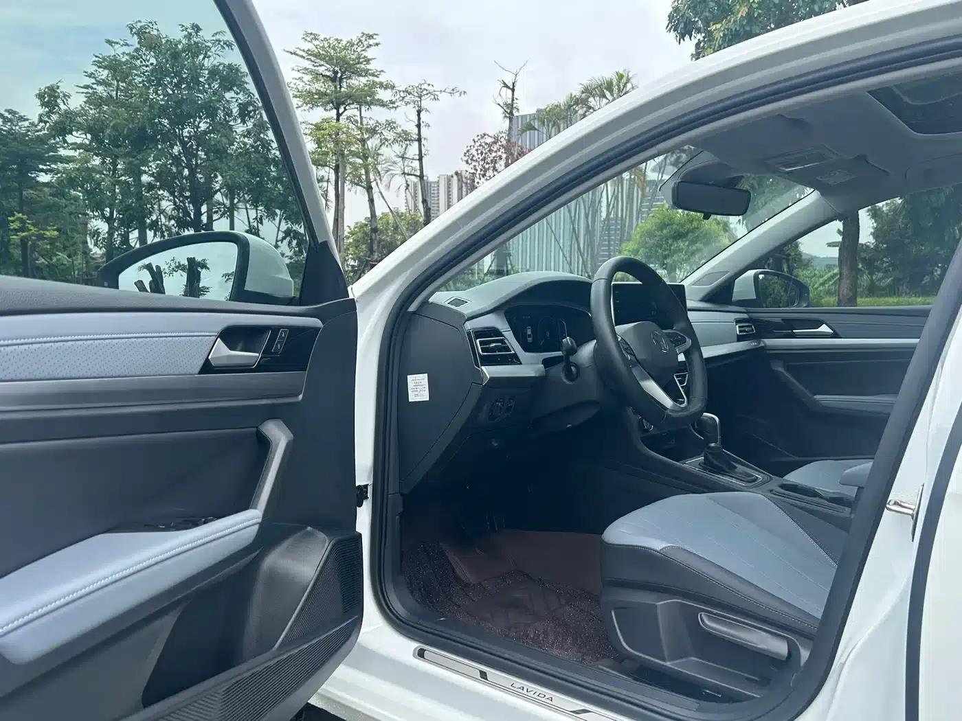 2023 Volkswagen Lavida Facelift 1.5L Automatic Five Million Edition — миниатюра 6