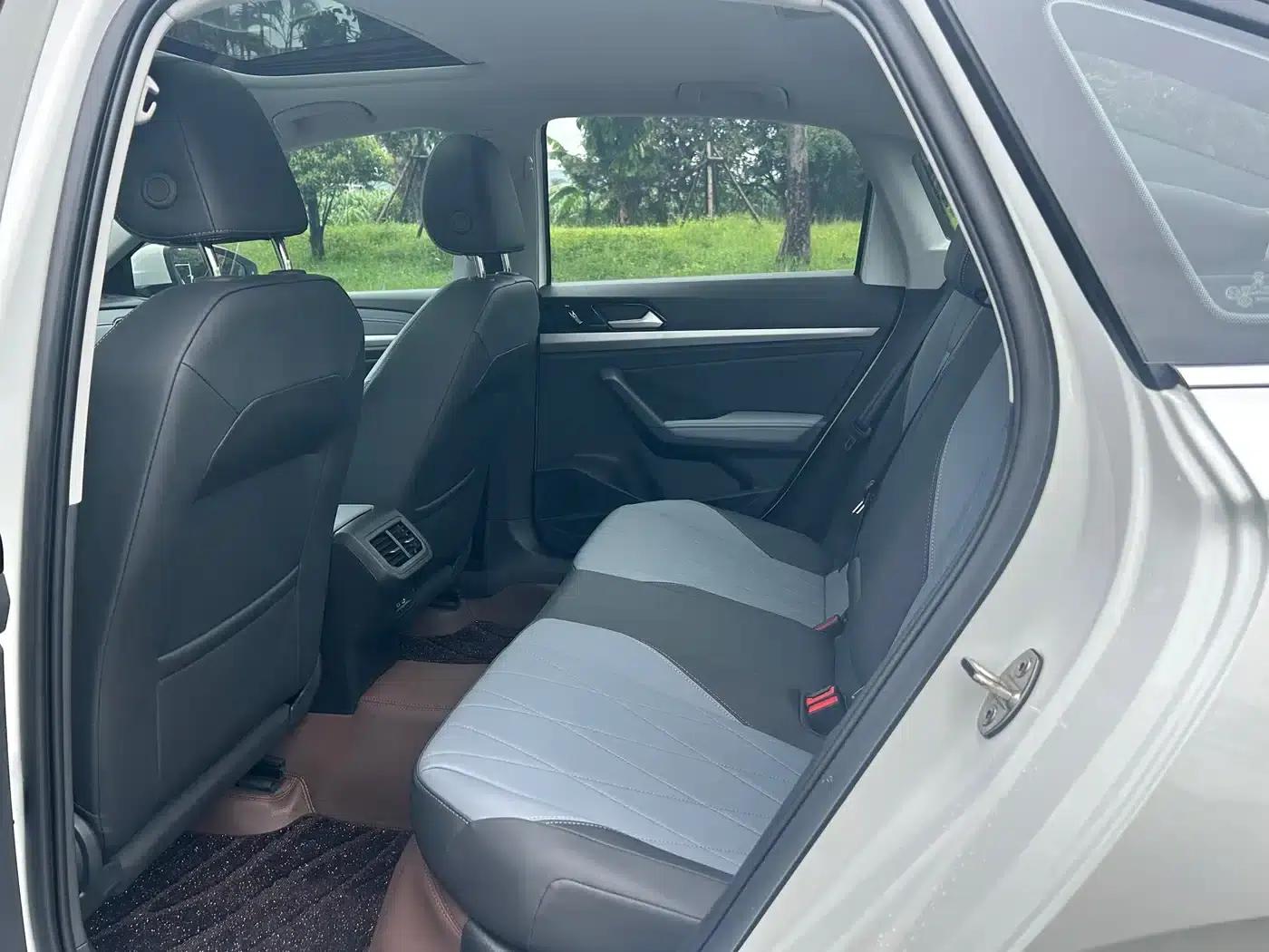 2023 Volkswagen Lavida Facelift 1.5L Automatic Five Million Edition — миниатюра 8