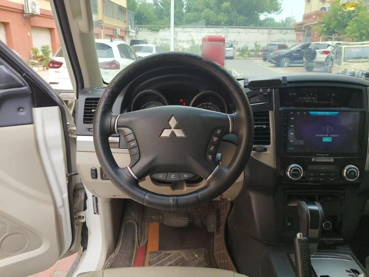 Mitsubishi Pajero — миниатюра 10