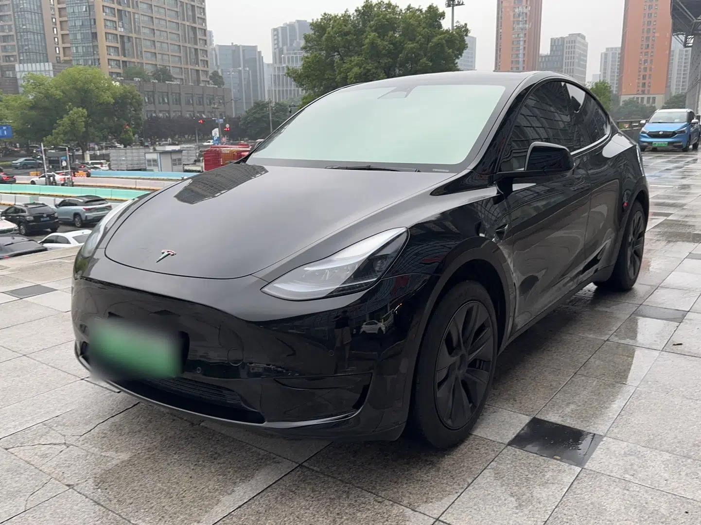 Tesla Model Y 2023 Rear-Wheel-Drive Version — миниатюра 1