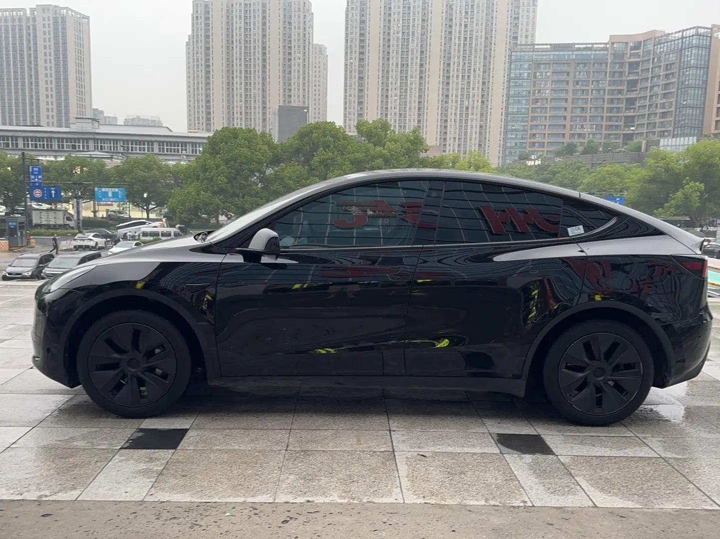Tesla Model Y 2023 Rear-Wheel-Drive Version — миниатюра 4