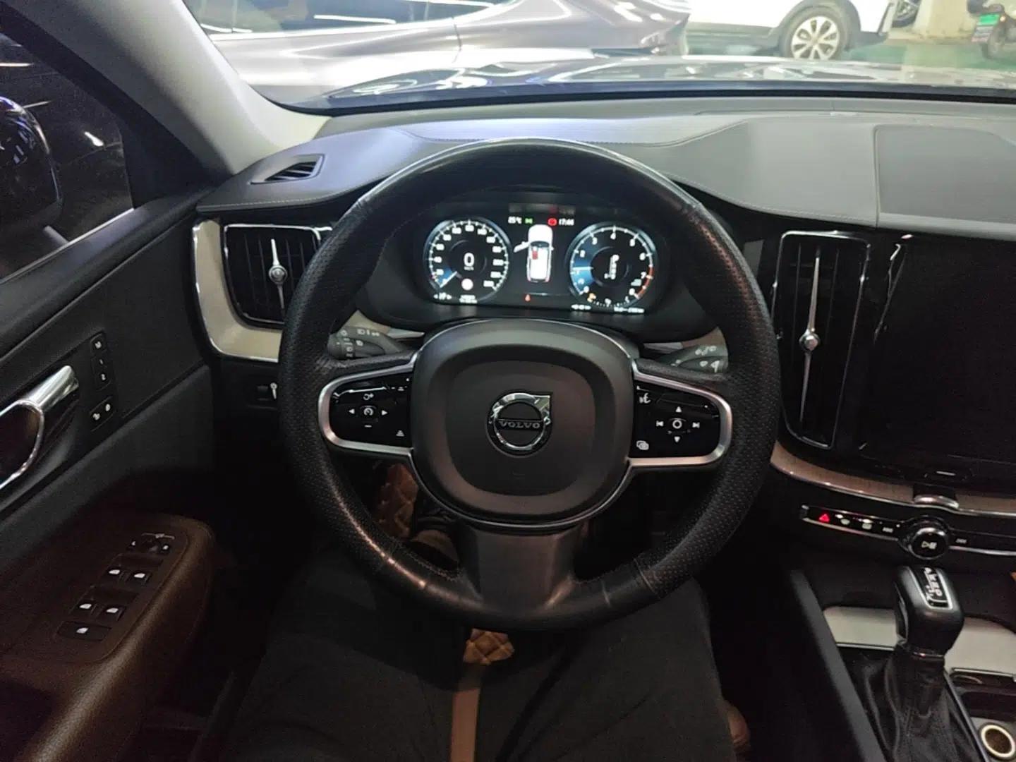 Volvo XC60 2018 T5 4x4 Zhiya Luxury Edition — миниатюра 13