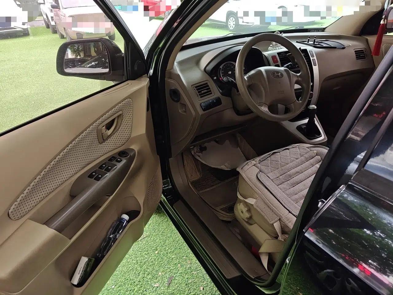 Hyundai Tucson 2013 2.0L Manual Two-Wheel Drive Fashion Edition — миниатюра 16