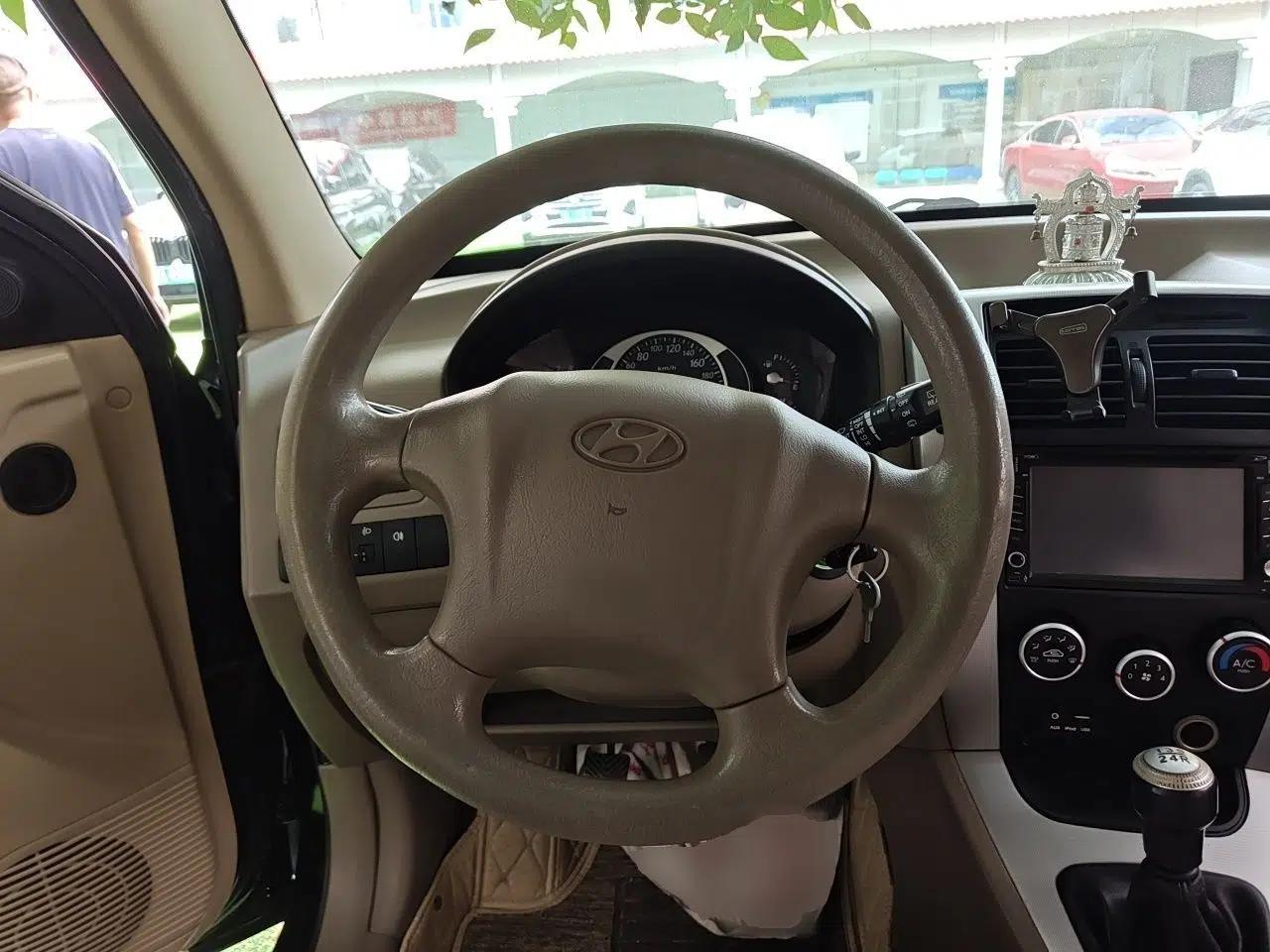 Hyundai Tucson 2013 2.0L Manual Two-Wheel Drive Fashion Edition — миниатюра 10