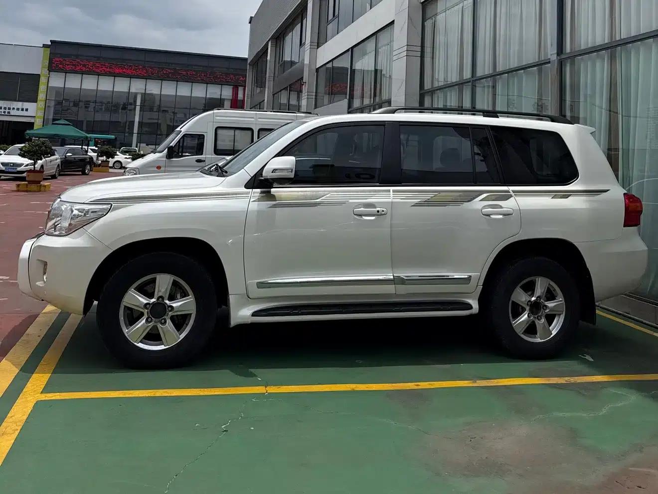 2016 Land Cruiser (Imported) 4.0L Middle East Edition — миниатюра 3