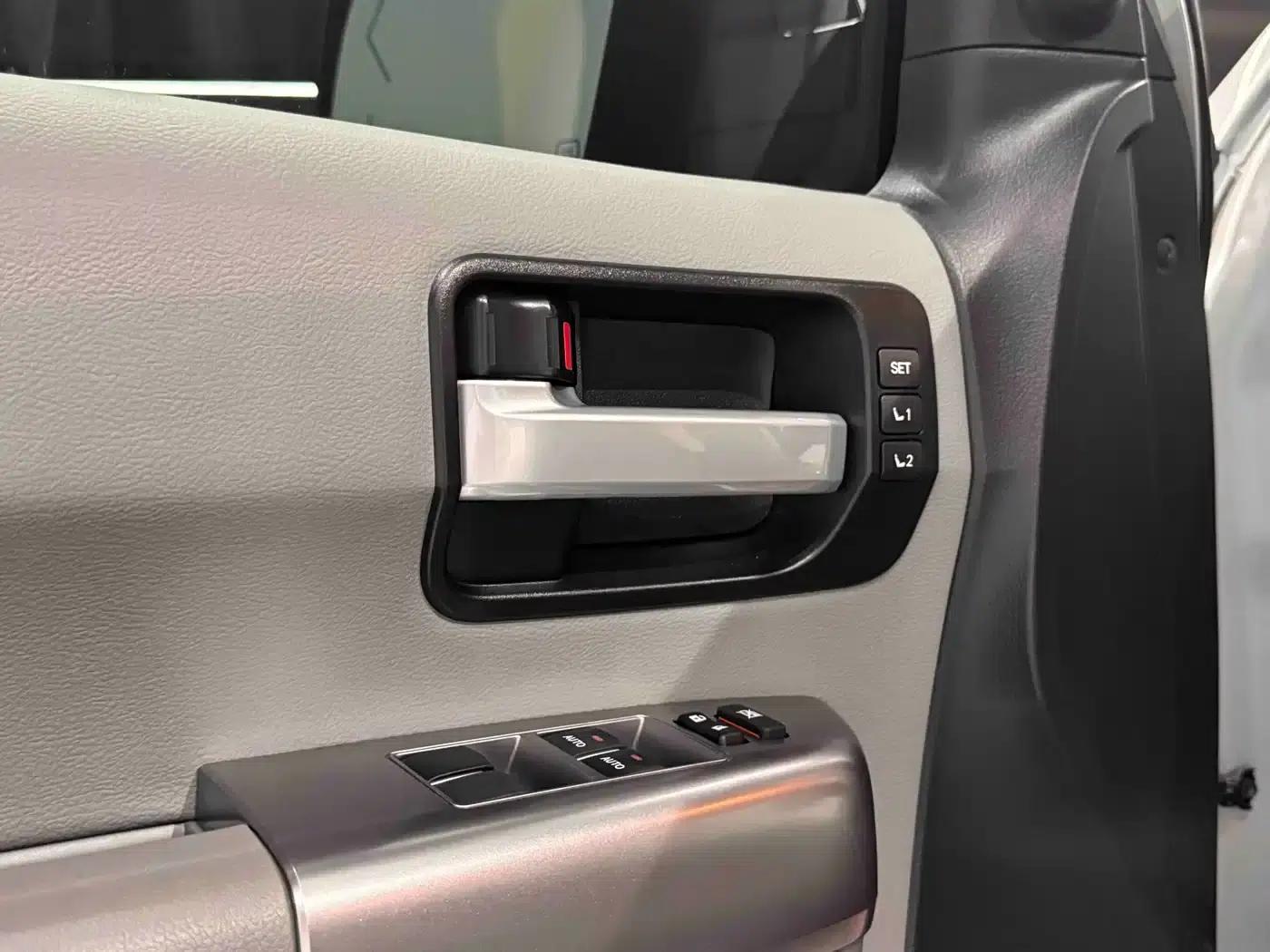 2021 Sequoia 5.7L Canadian Spec — миниатюра 6