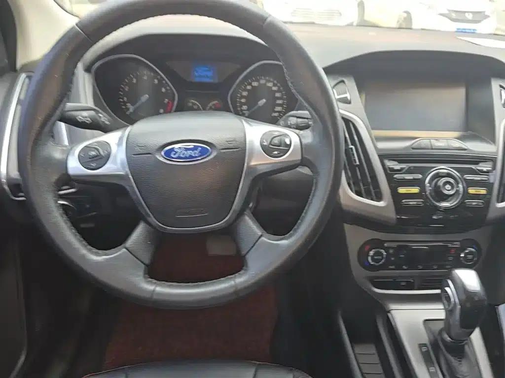 Ford Focus 2012 Sedan 1.6L Automatic Fashion Edition — миниатюра 11