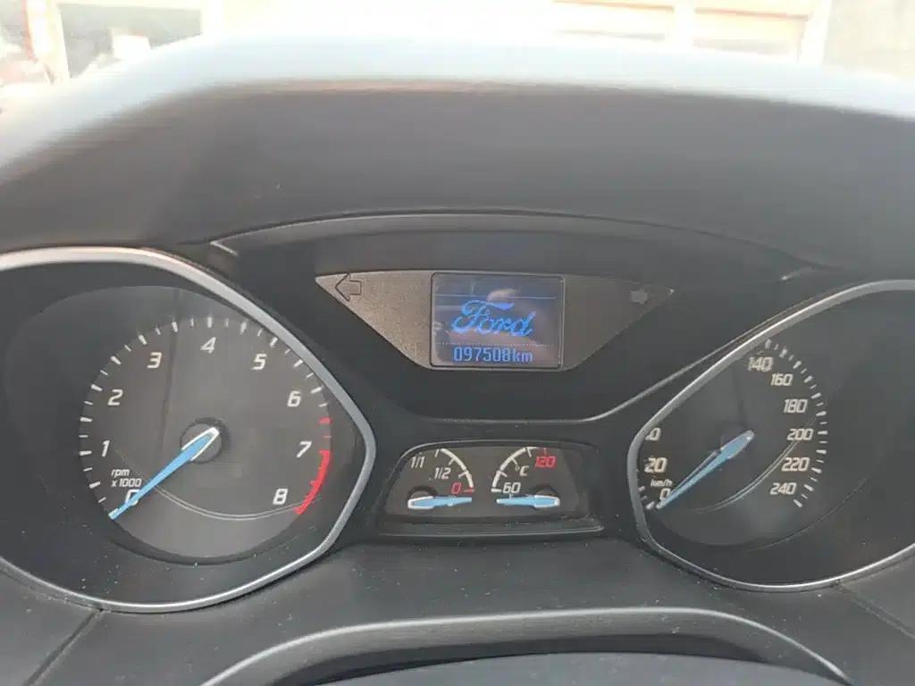 Ford Focus 2012 Sedan 1.6L Automatic Fashion Edition — миниатюра 12