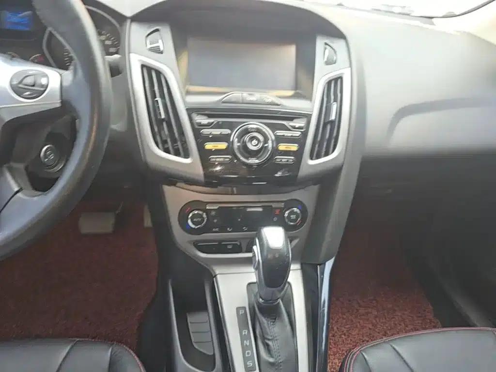 Ford Focus 2012 Sedan 1.6L Automatic Fashion Edition — миниатюра 13