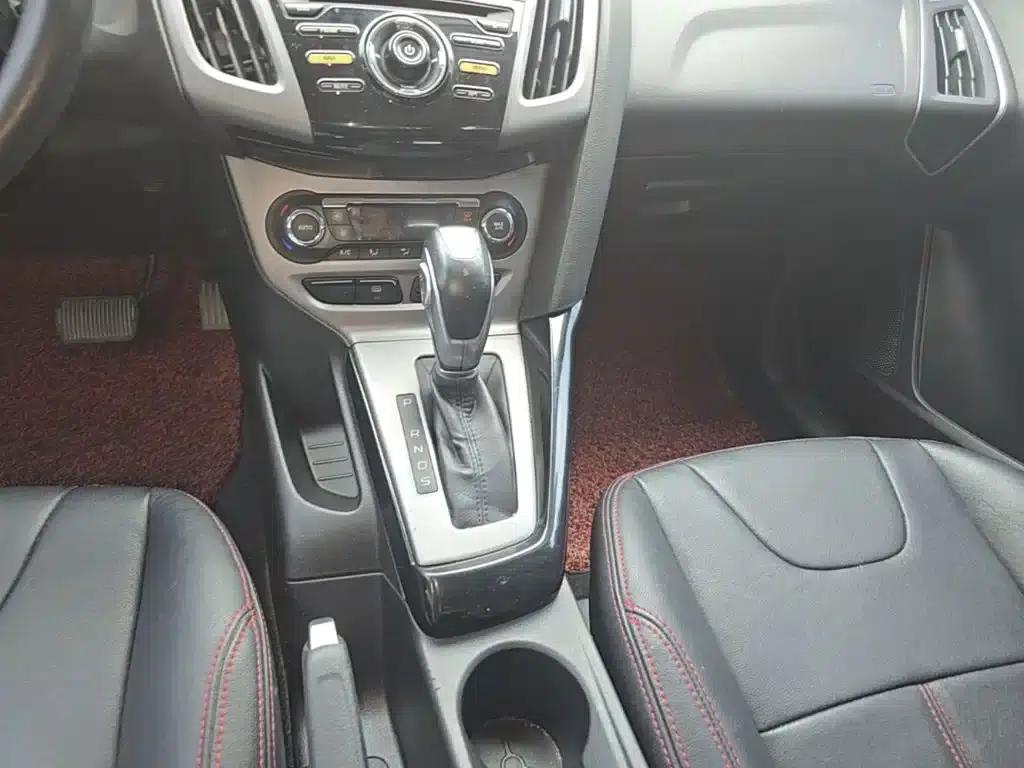 Ford Focus 2012 Sedan 1.6L Automatic Fashion Edition — миниатюра 14