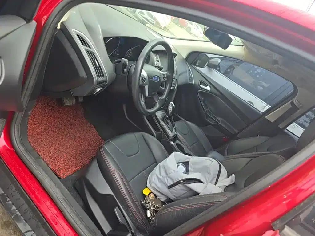 Ford Focus 2012 Sedan 1.6L Automatic Fashion Edition — миниатюра 15