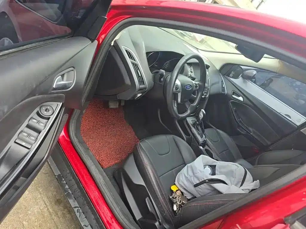 Ford Focus 2012 Sedan 1.6L Automatic Fashion Edition — миниатюра 16