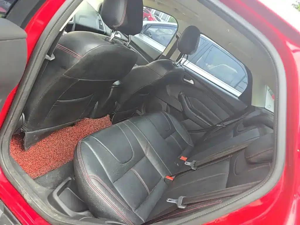 Ford Focus 2012 Sedan 1.6L Automatic Fashion Edition — миниатюра 17