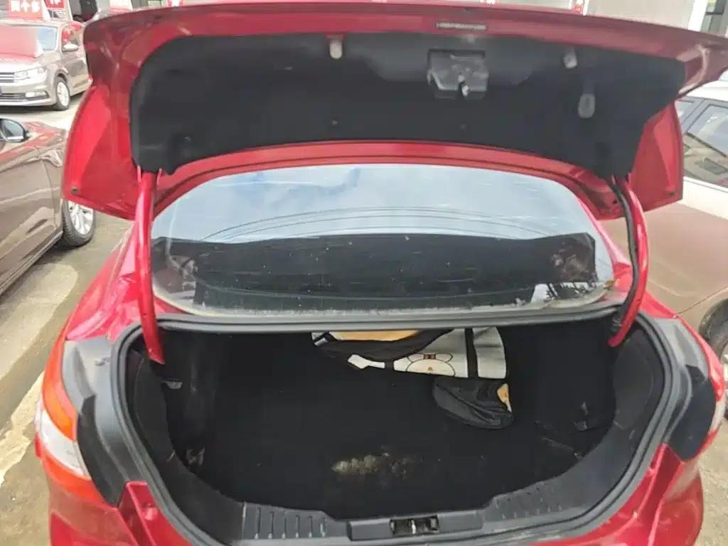 Ford Focus 2012 Sedan 1.6L Automatic Fashion Edition — миниатюра 19