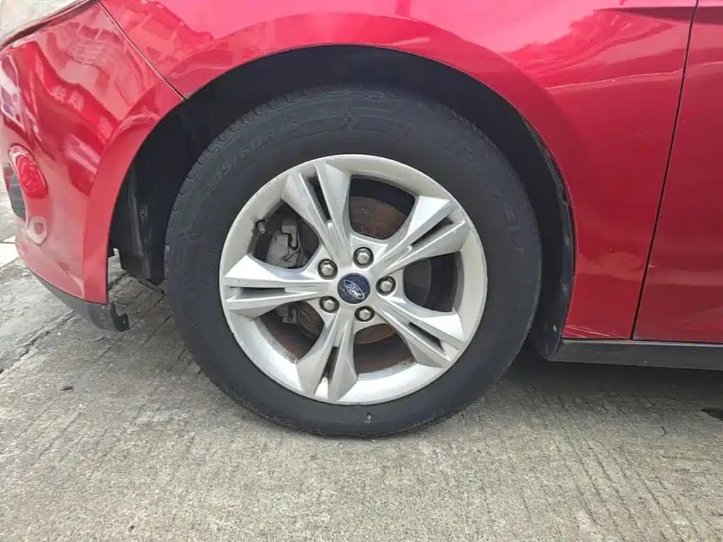Ford Focus 2012 Sedan 1.6L Automatic Fashion Edition — миниатюра 23