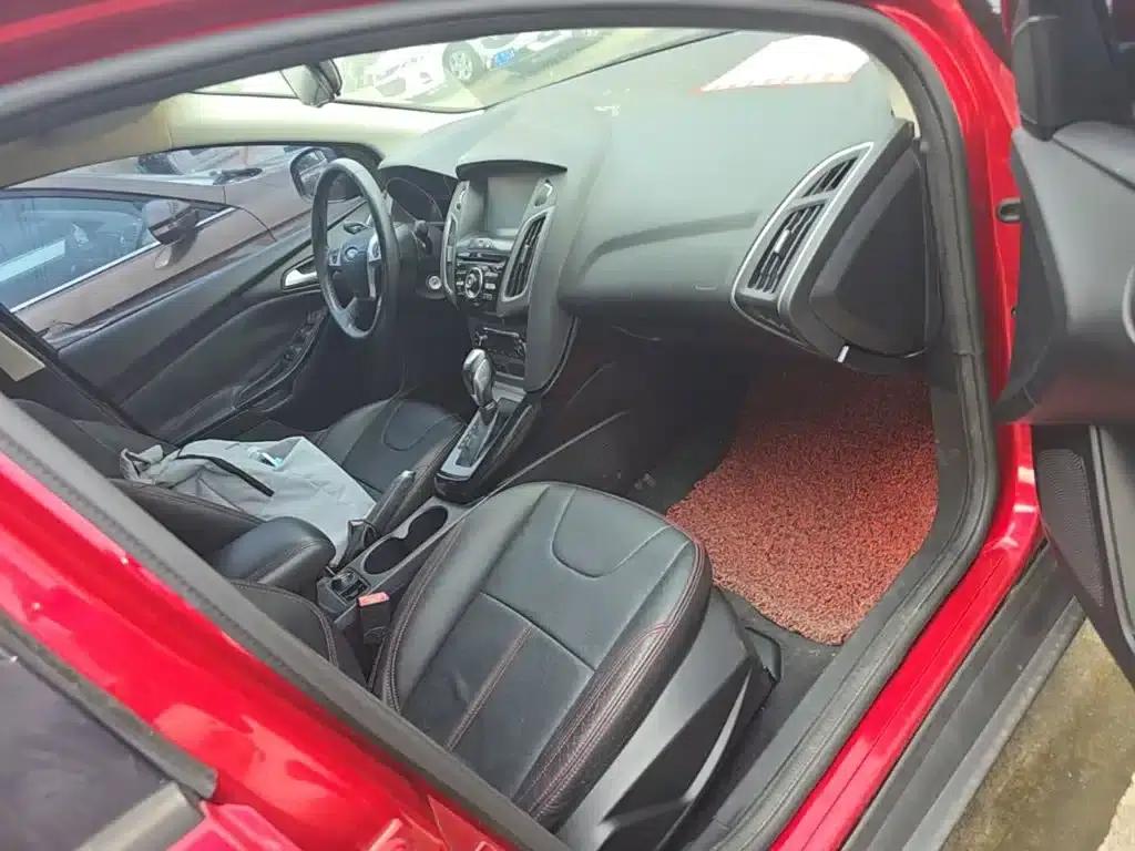 Ford Focus 2012 Sedan 1.6L Automatic Fashion Edition — миниатюра 25