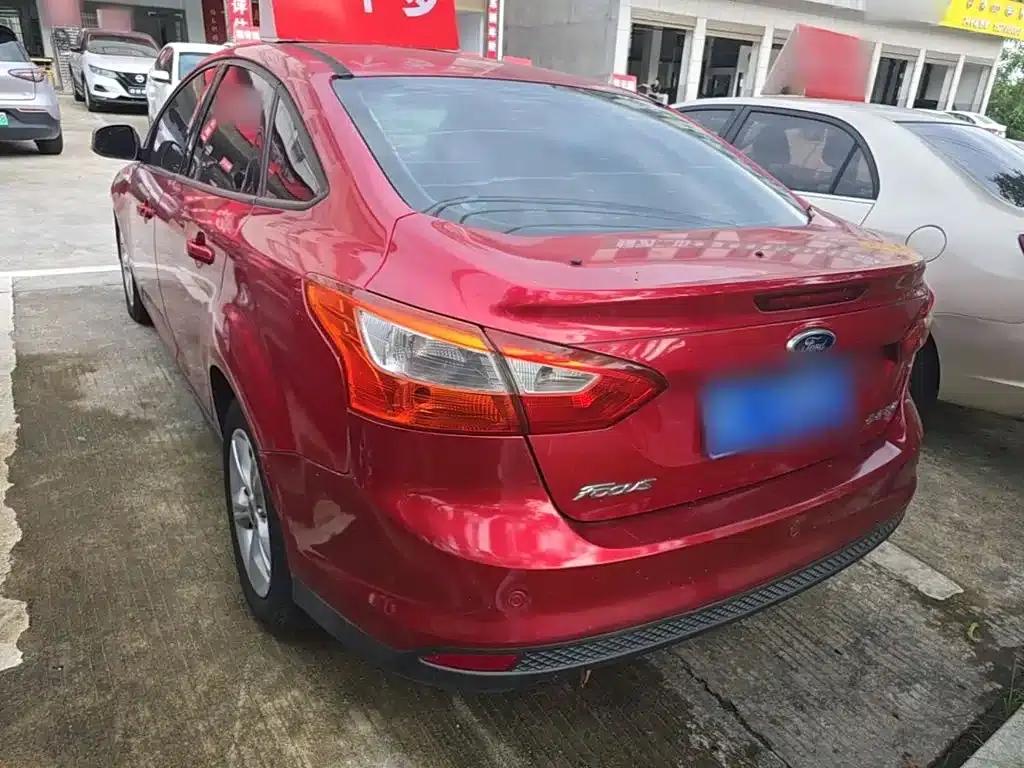 Ford Focus 2012 Sedan 1.6L Automatic Fashion Edition — миниатюра 5
