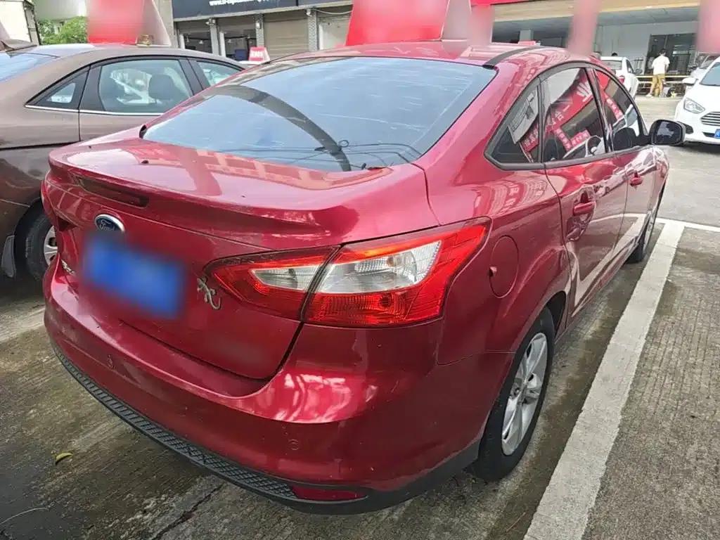 Ford Focus 2012 Sedan 1.6L Automatic Fashion Edition — миниатюра 7