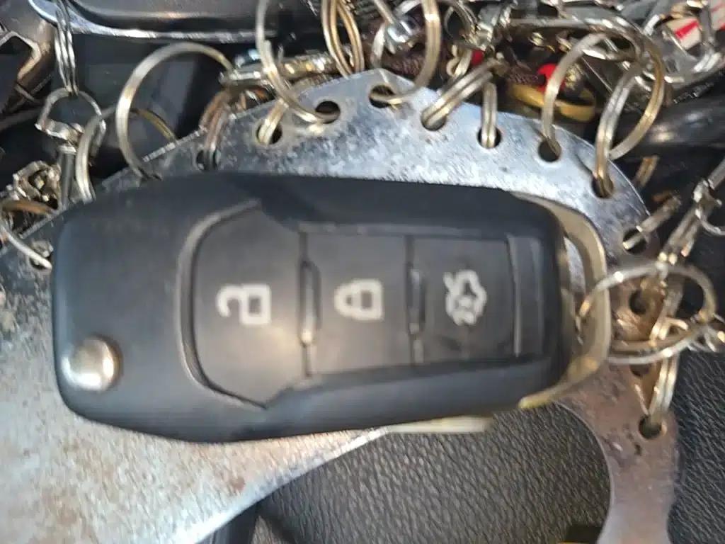 Ford Focus 2012 Sedan 1.6L Automatic Fashion Edition — миниатюра 9