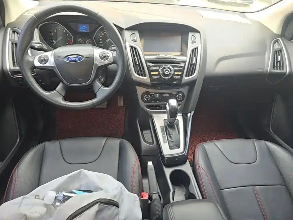 Ford Focus 2012 Sedan 1.6L Automatic Fashion Edition — миниатюра 10