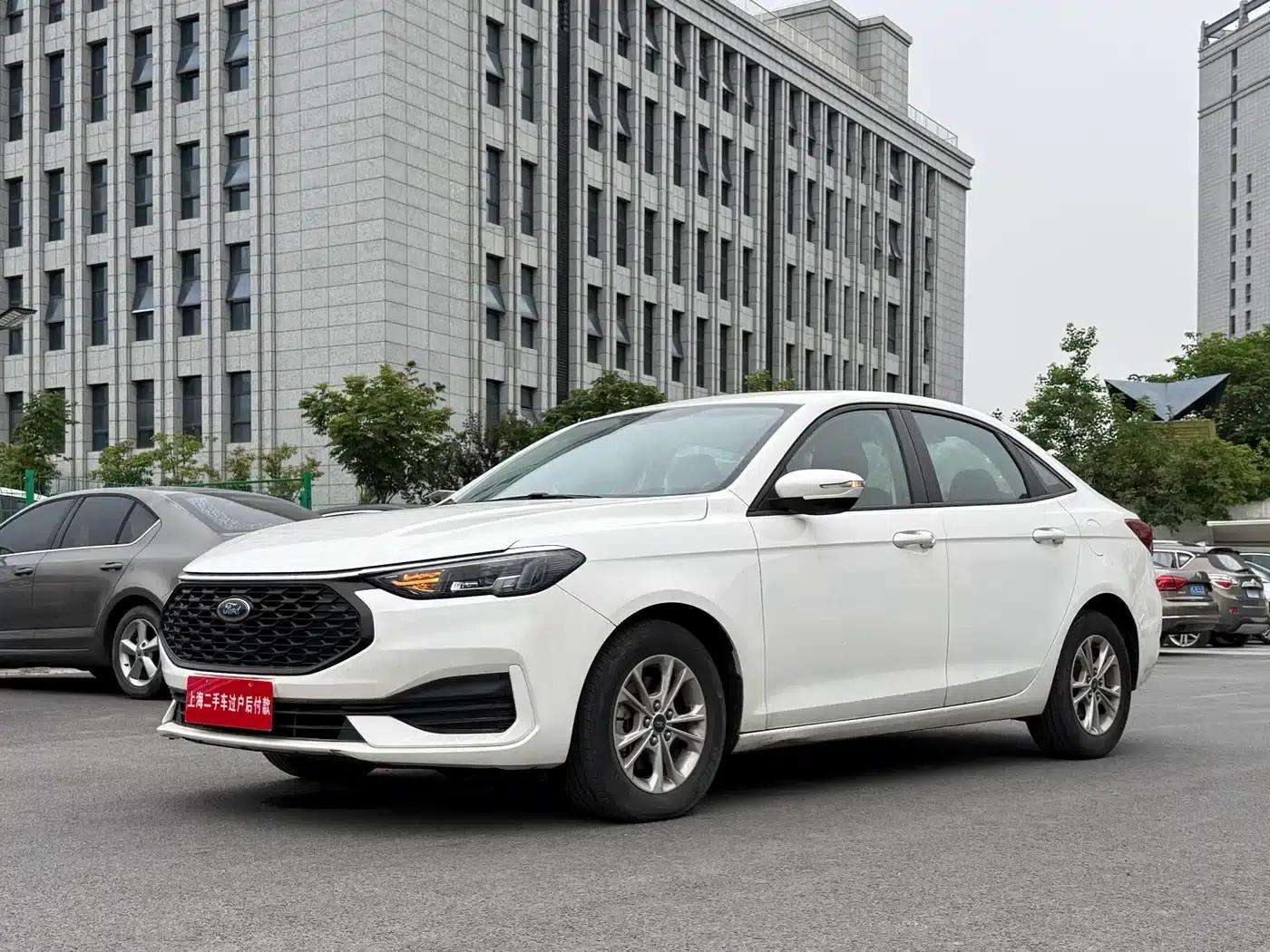 Ford Focus 2021 1.5L Automatic Gold Edition — миниатюра 3