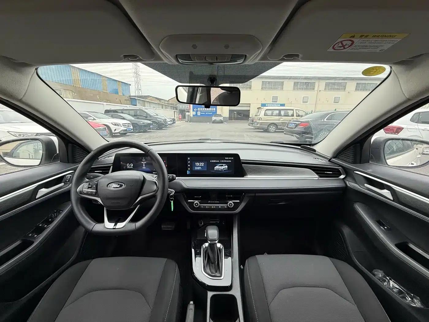 Ford Focus 2021 1.5L Automatic Gold Edition — миниатюра 4
