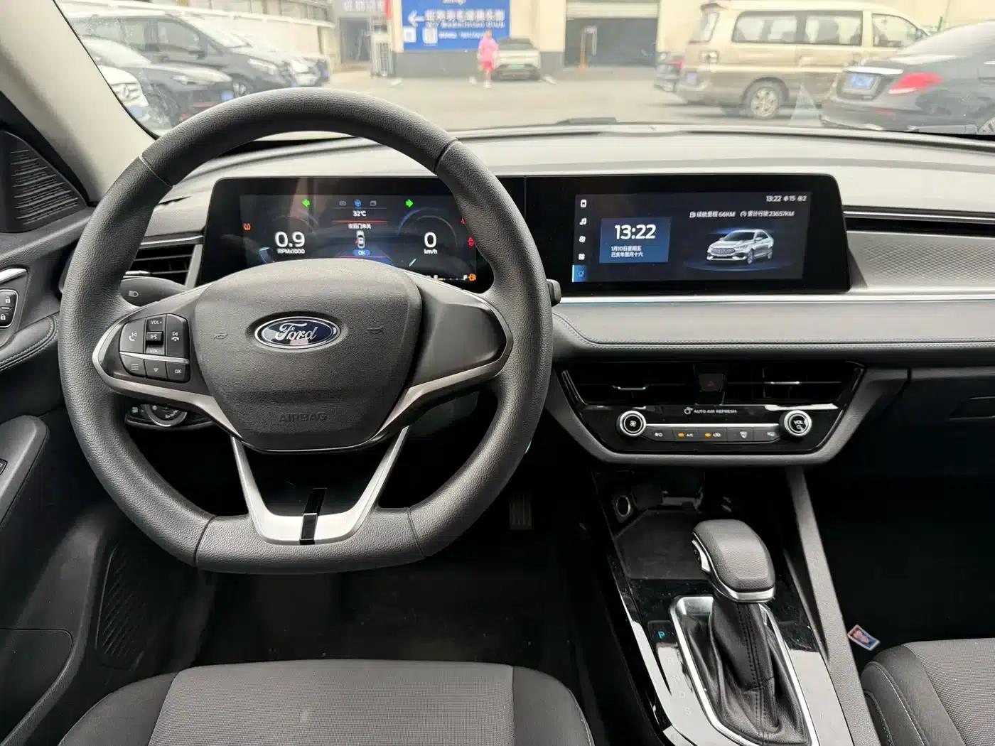 Ford Focus 2021 1.5L Automatic Gold Edition — миниатюра 6