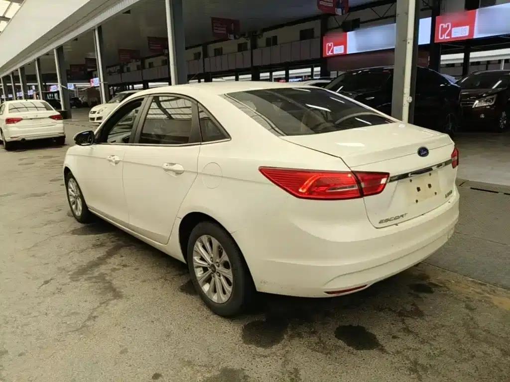Ford Focus 2015 1.5L Automatic Fashion Edition — миниатюра 5