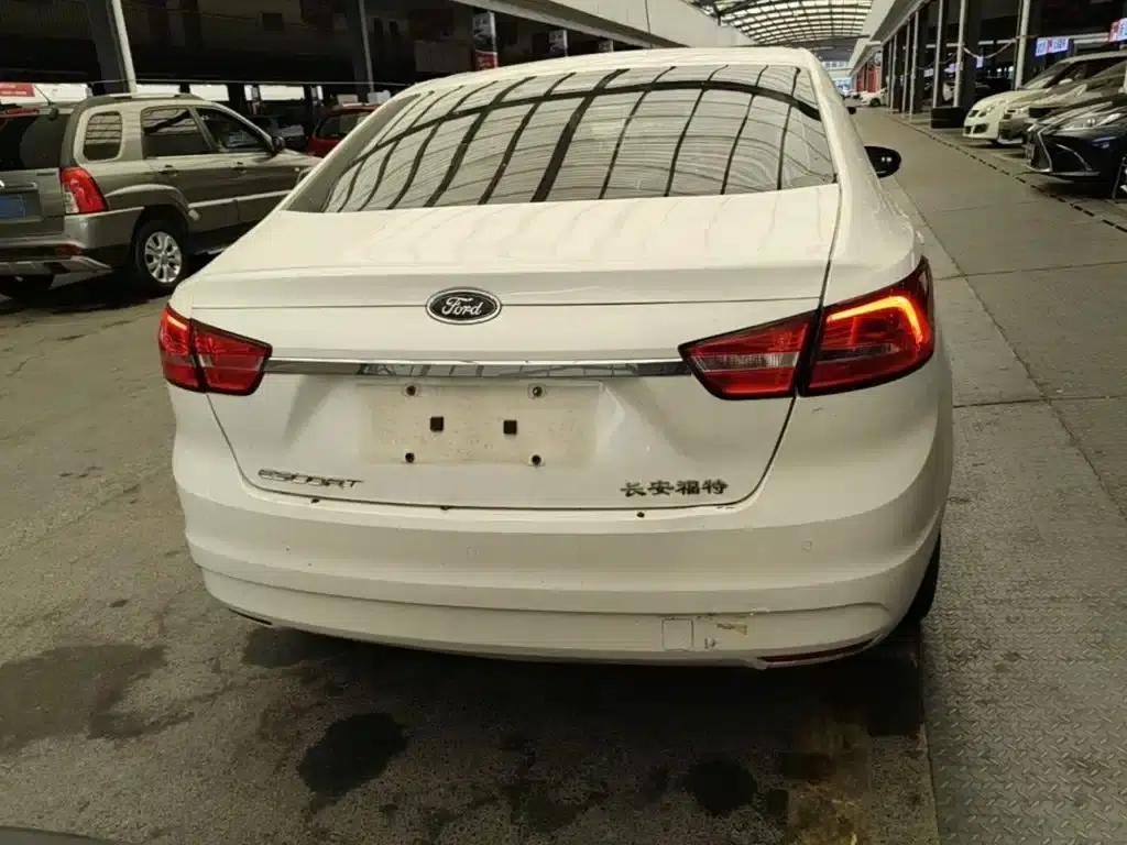 Ford Focus 2015 1.5L Automatic Fashion Edition — миниатюра 6