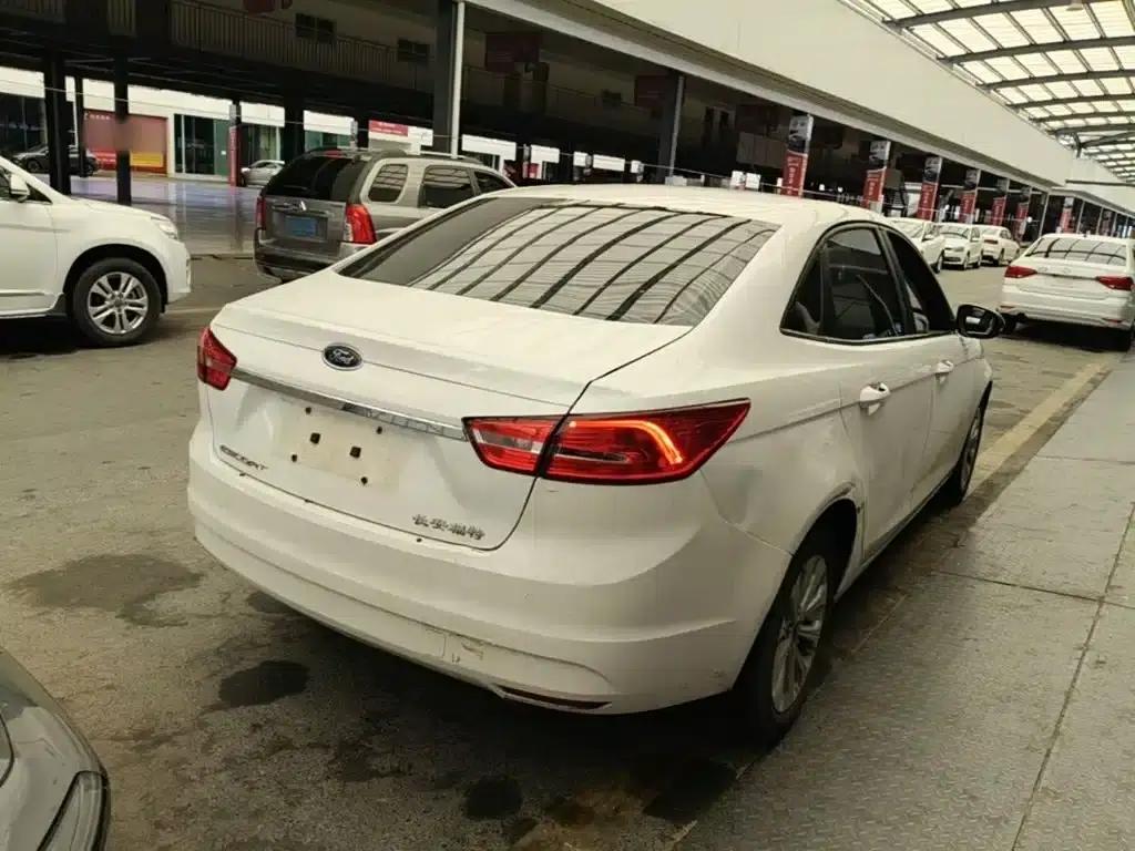 Ford Focus 2015 1.5L Automatic Fashion Edition — миниатюра 7