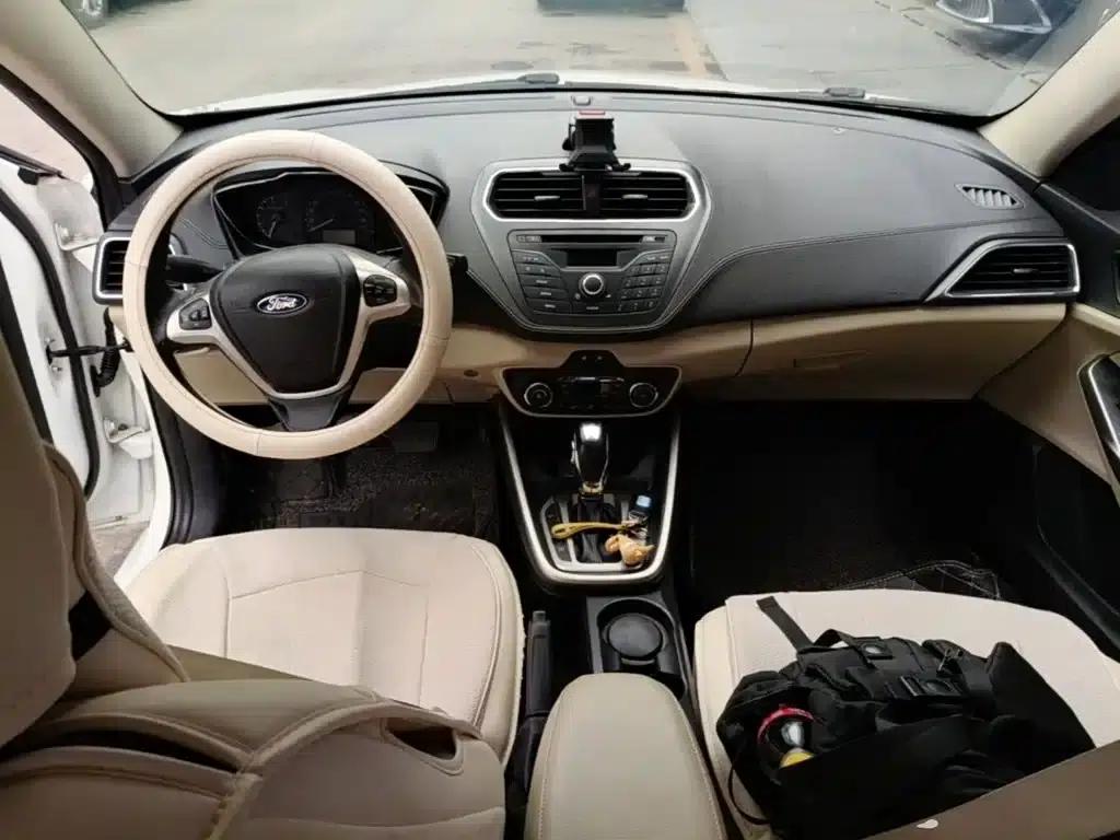 Ford Focus 2015 1.5L Automatic Fashion Edition — миниатюра 10