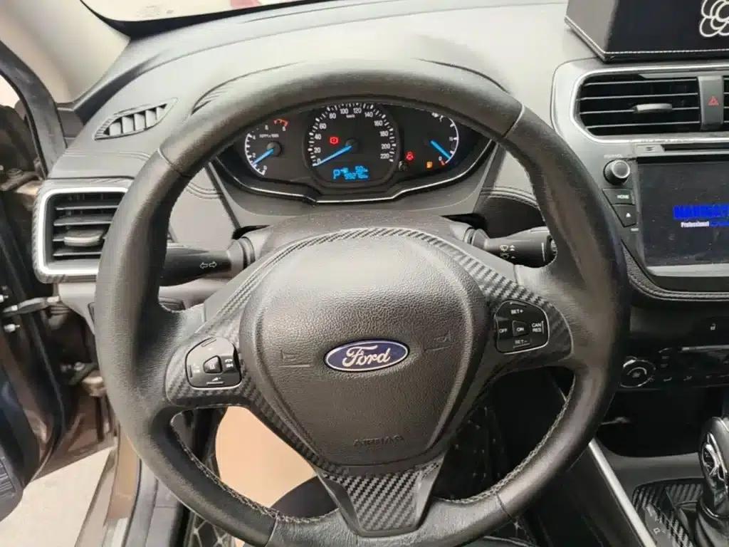Ford Focus 2015 1.5L Automatic Fashion Edition — миниатюра 11