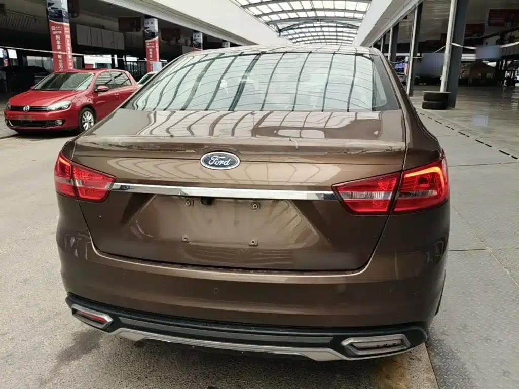 Ford Focus 2015 1.5L Automatic Fashion Edition — миниатюра 6