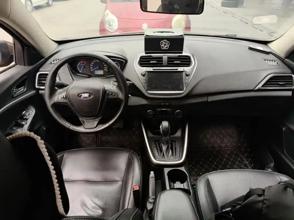 Ford Focus 2015 1.5L Automatic Fashion Edition — миниатюра 10