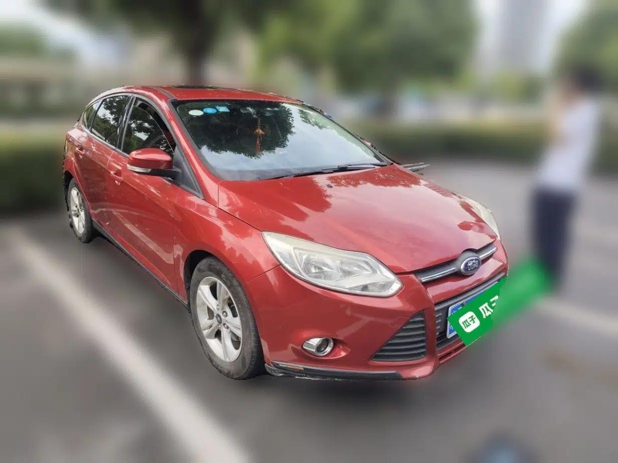 Ford Focus 2012 Hatchback 1.6L Automatic Fashion Edition — миниатюра 3