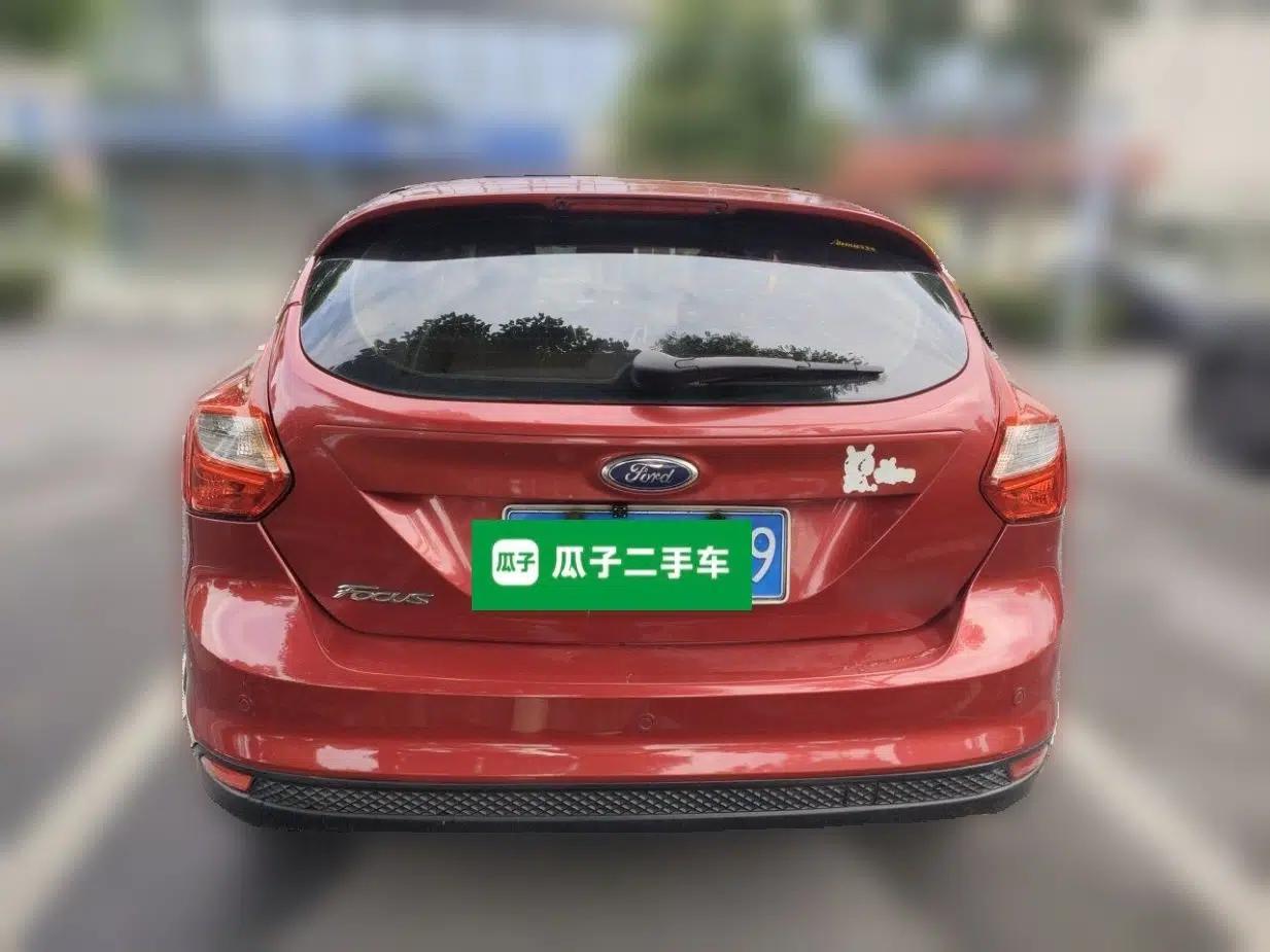 Ford Focus 2012 Hatchback 1.6L Automatic Fashion Edition — миниатюра 5