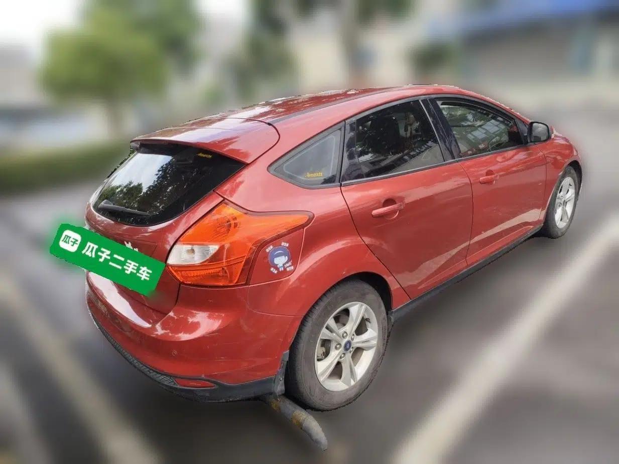 Ford Focus 2012 Hatchback 1.6L Automatic Fashion Edition — миниатюра 6