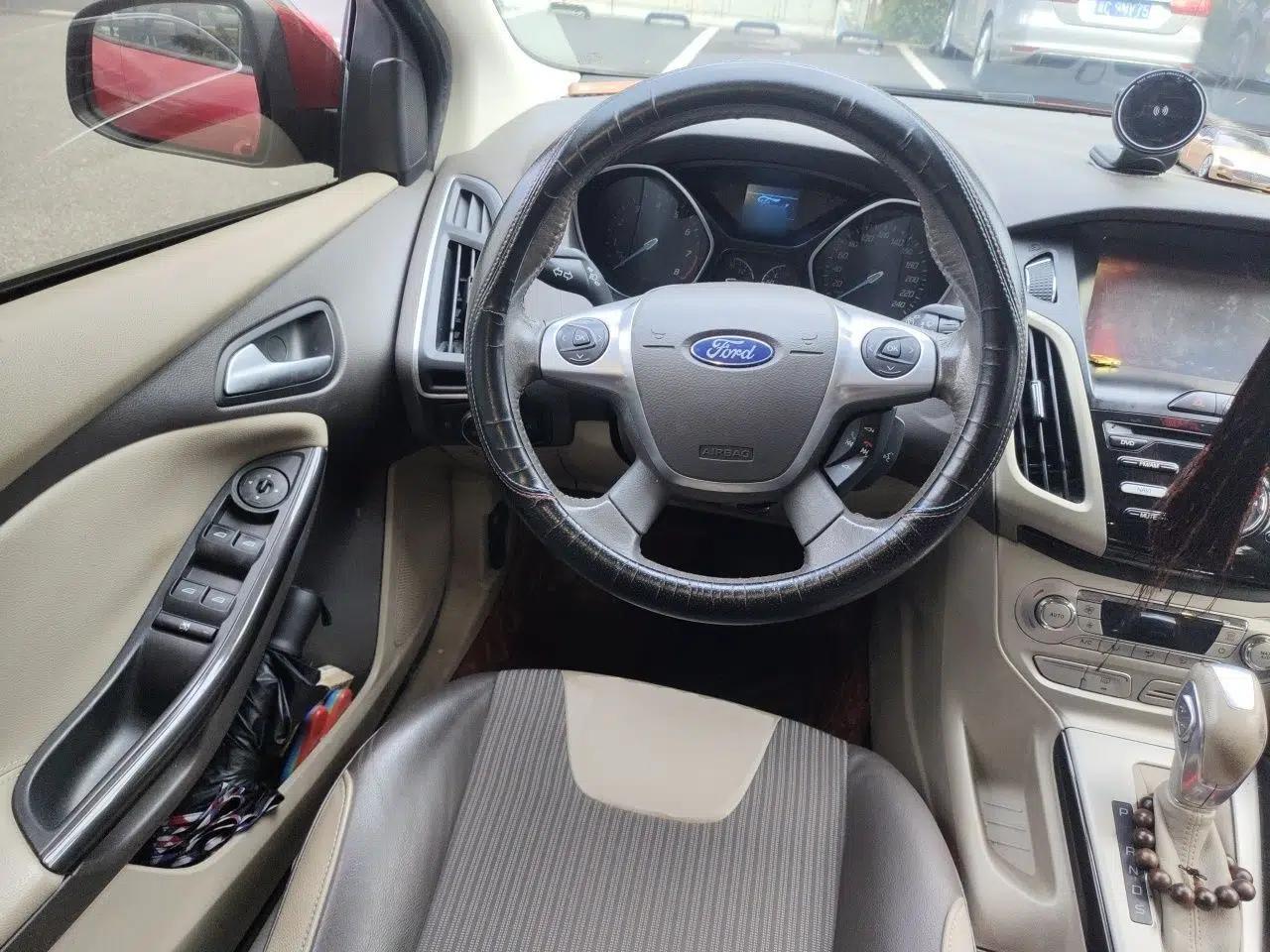 Ford Focus 2012 Hatchback 1.6L Automatic Fashion Edition — миниатюра 10