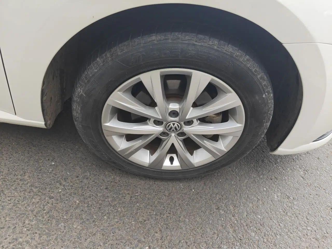 Volkswagen Lavida 2017 1.6L Manual Comfort Edition — миниатюра 8