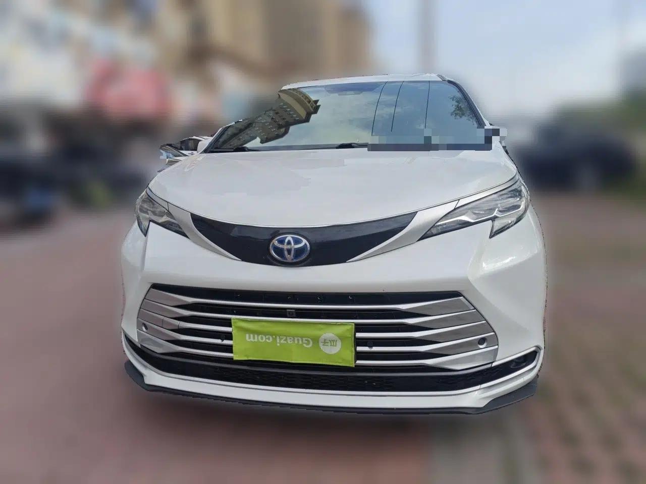 Toyota SIENNA 2023 2.5L Hybrid Platinum Edition — миниатюра 2